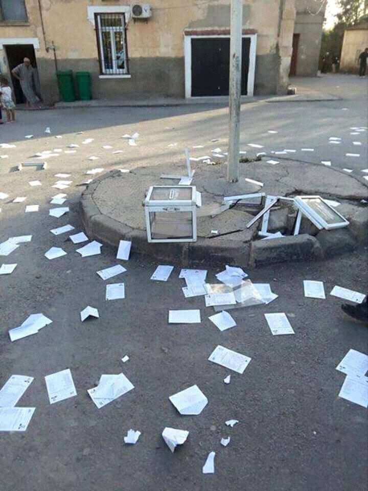 صورة صور.. مواطنون يكسرون مكاتب الاقتراع ببجاية