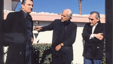 صورة مارتن سكورسيزي مع جورجيو أرماني رفقة روبرت دي نيرو من كواليس تصوير “Casino” سنة 1995، الفيلم الذي إرتدى فيه دي نيرو 45 بدلة أرماني لوحده 🎩🇮🇹