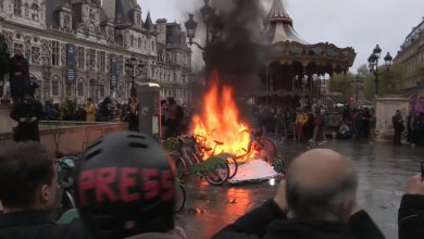 صورة احتجاجات في باريس واشتباكات مع الشرطة في ليون بعد إقرار قانون إصلاح نظام التقاعد