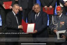 Photo de M. Recep Tayyip Erdoğan préside la cérémonie de remise des médailles aux personnalités ayant participé à l’opération de sauvetage suite au tremblement de terre