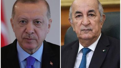 صورة رئيس الجمهورية يُجري مكالمة هاتفية مع أخيه السيد رجب طيب أردوغان، رئيس جمهورية تركيا