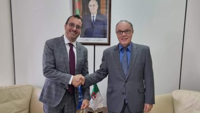 صورة السيد عمار بلاني يتحادث مع السفير المنسق المقيم لنظام الامم المتحدة بالجزائر، السيد ألخاندرو ألفاريز