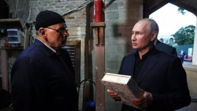 صورة بوتين يحتضن القرآن ردا على حرقه في عيد الأضحى
