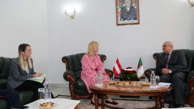 صورة وزير النقل يوسف شرفة يستقبل سعادة سفيرة جمهورية النمسا لدى الجزائر، السيدة كرستين موزر