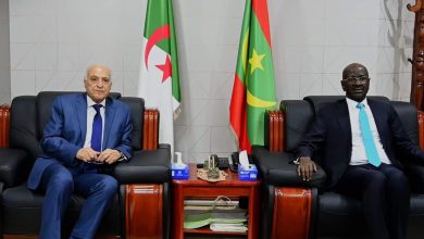 Photo de Attaf s’entretient à Nouakchott avec son homologue mauritanien