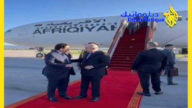 صورة رئيس الجمهورية يستقبل رئيس المجلس الرئاسي الليبي بمطار هواري بومدين الدولي
