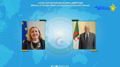 Photo de M. Attaf reçoit un appel téléphonique de la représentante spéciale de l’UE pour le Sahel