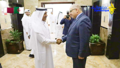 صورة الأمين العام لوزارة الشؤون الخارجية والجالية الوطنية بالخارج السيد لوناس مقرمان يجري زيارة إلى قطر