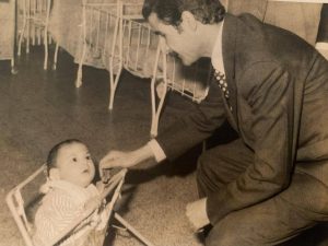 صورة لوزير الصحة السابق المجاهد المرحوم آيت مسعودان السعيد سنة 1977 أثناء زيارته لمستشفى قالمة مصلحة طب الأطفال. 